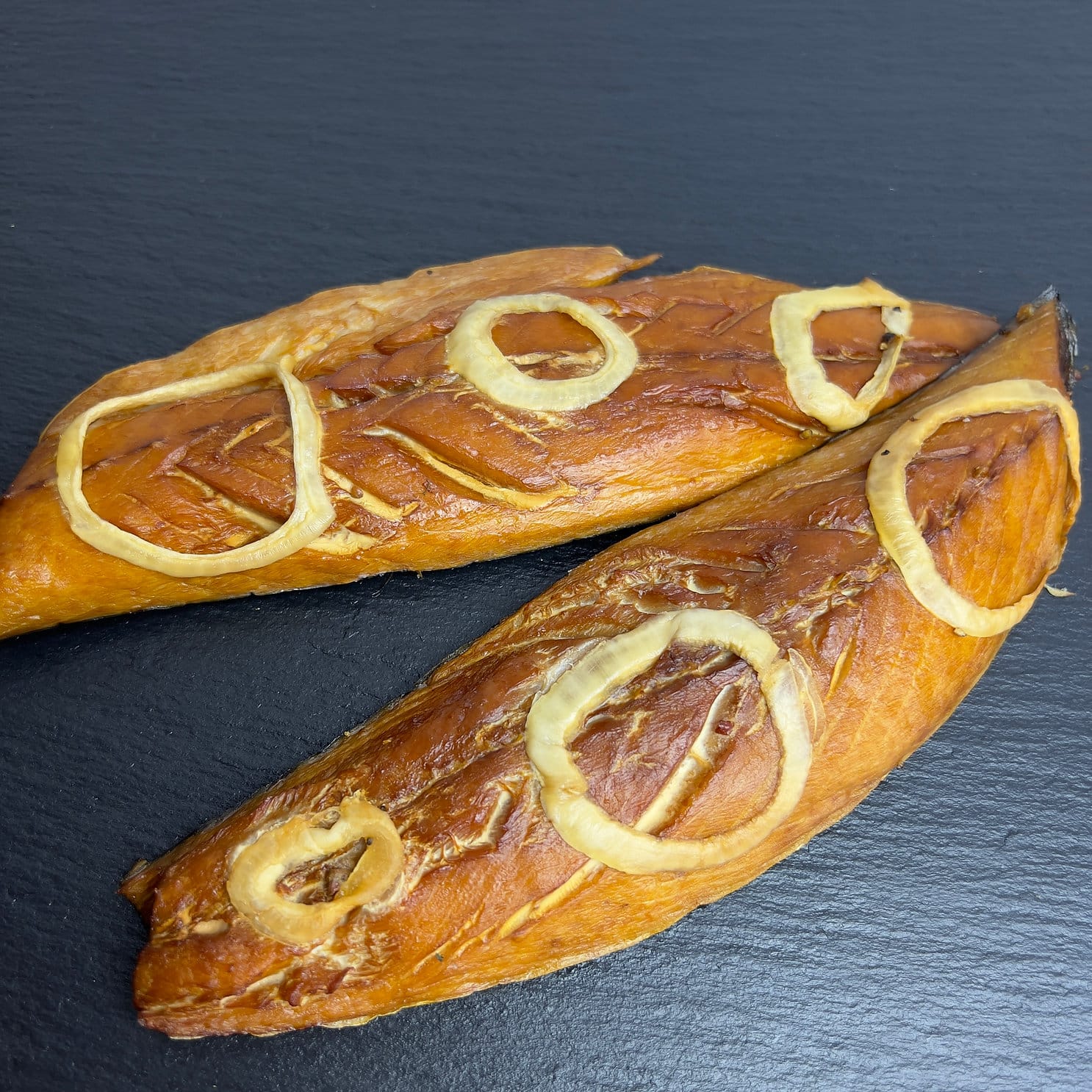 Makrelenfilet mit Zwiebeln